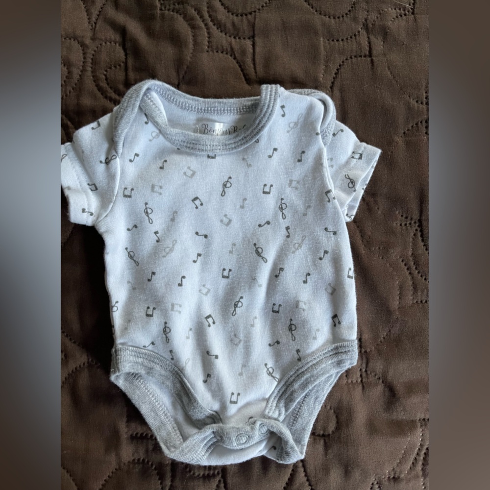 5/10$ Bundle of two preemie onesies - Picture 3 of 4